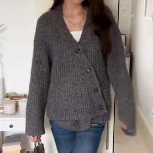 Eftertraktad Kofta - Säljer en as snygg kofta ifrån & other stories! Sälj ej längre därav priset. Storlek S men passar mig med Xs och skulle även kunna passa någon med M. Nypris ca 1200💕Sparsamt använd!! (första två bilderna är ej mina)