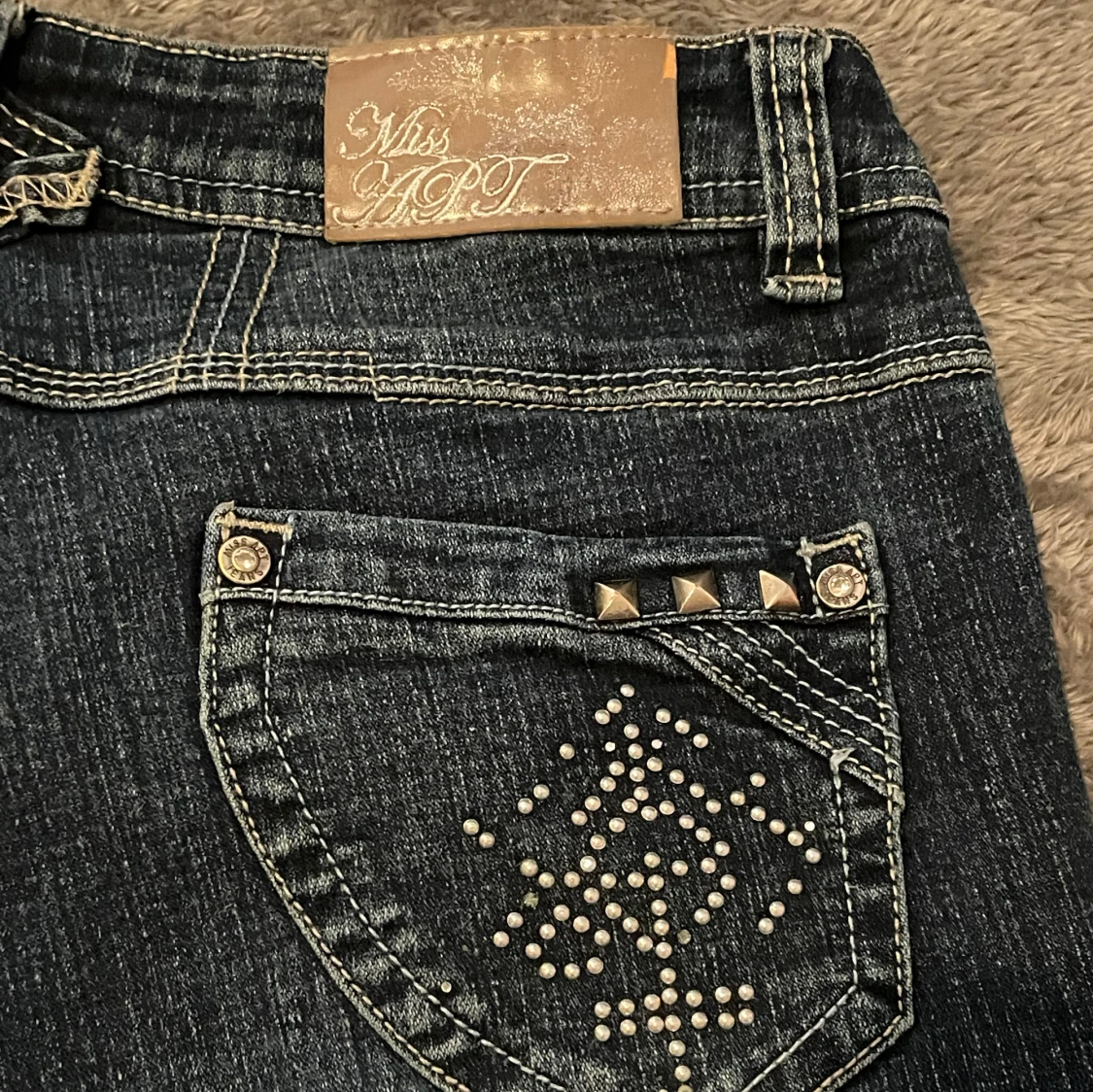 Miss Hot jeans med nitar och strass - 2