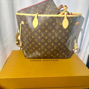 Full set Neverfull - Pris kan förhandlas. Väskan är i mycket bra skick. Gratis frakt!