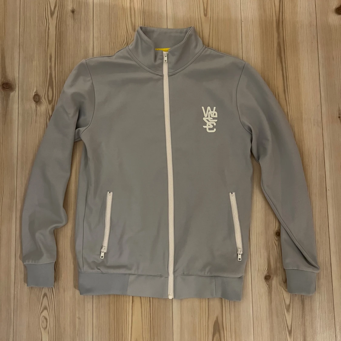 Grå tröja från WESC med zip strl.xs