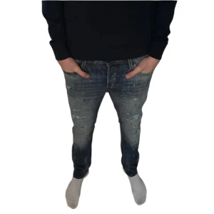 Jack & Jones jeans - Säljer dessa otroligt feta jeans från Jack & Jones i modellen slimfit glenn 💫Väldigt unika och svåra att få tag på. Storlek 31/32. Knappt använda, i princip i nyskick 🤩🙌 Hör av dig vid minsta fundering!!!