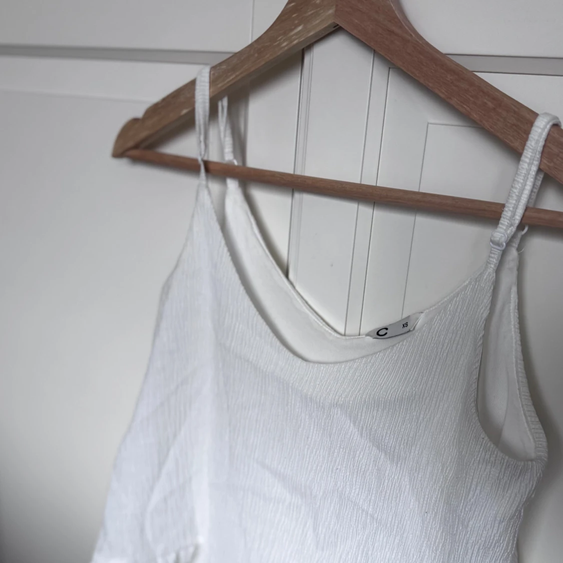 Vit linnetopp med volang  - 1