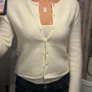 Sticka kofta - Stickad kofta från Gina tricot, kommer inte till användning och använda bara några få gånger!! Pris kan diskuteras! Stolek M