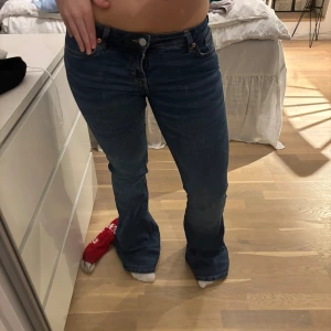 lågmidjade bootcut jeans - Mörkblå lågmidjade bootcut jeans passar 36/38 