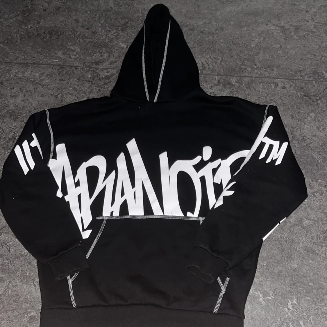 Svart hoodie med vit graffiti-text