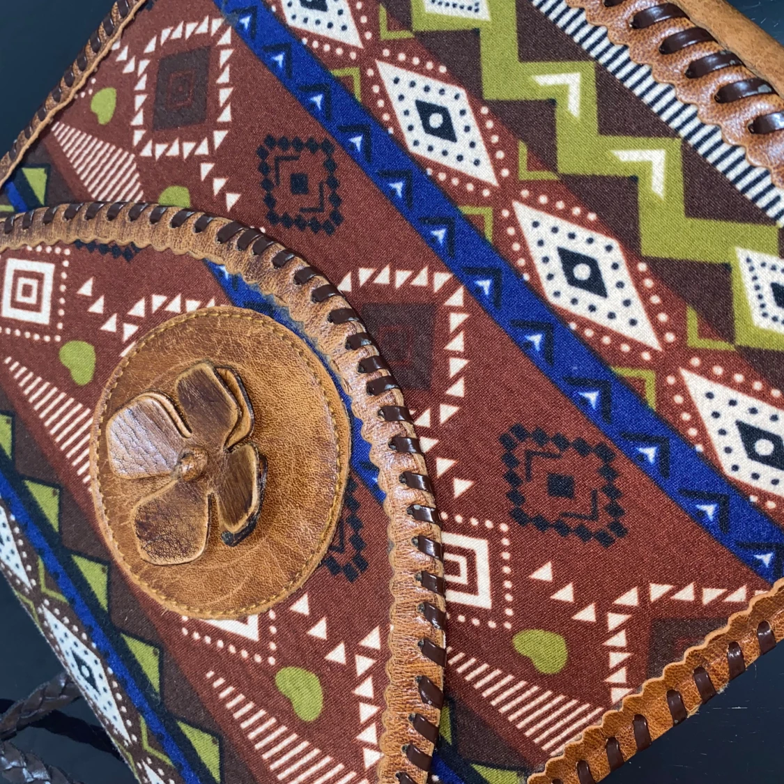 Mönstrad axelväska med skinnblomma - 2