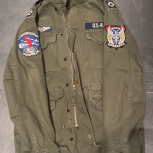 Grön field jacket från Polo Ralph Lauren - Riktigt snygg fieldjacket från Polo Ralph Lauren som är i topp-skick, använd endast 2 gånger men säljer den nu för att jag tycker den är lite för stor för mig. Kan tänka mig att gå ner i pris vid snabb affär. Kan tänka mig att byta mot ett par flycrews. Nypris: runt 5000