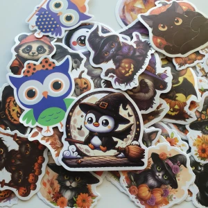 40st djur och pumpa, halloween klistermärken/stickers - Klistermärken/stickers Motiv: pumpor, djur, katt, uggla, pingvin, hund, panda, mm.... Antal: 40st Skick: ny/oanvänd  Kul att använda till pyssel, scrapbooking och annat. Kan tex användas till att dekorera din bärbara dator, anteckningsbok, resväska, etc.