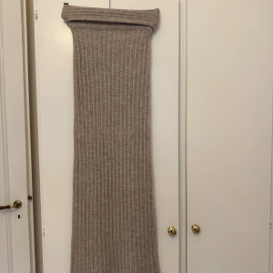 Beige långkjol från Arakii - Säljer en beige ribbad långkjol från Arakii. Nypris ca 2500kr🤎