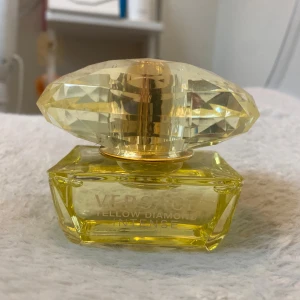 Versace Yellow Diamond Intense parfym - Versace Yellow Diamond Intense är en parfym med lyxig känsla och snygg design. Perfekt för dig som vill sticka ut och addera lite glamour till din vardag. Flaskan har en unik gul färg och diamantformad kork. Endast testad en gång. 