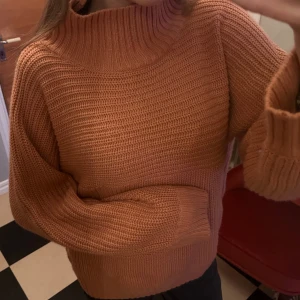 Stickad polotröja i gammeldags rosa - En jätte skön stickad polo tröja i mörk gammeldagsrosa färg som inte syns så bra på bilden. Den är jätte skön och sticks inte alls ❤️