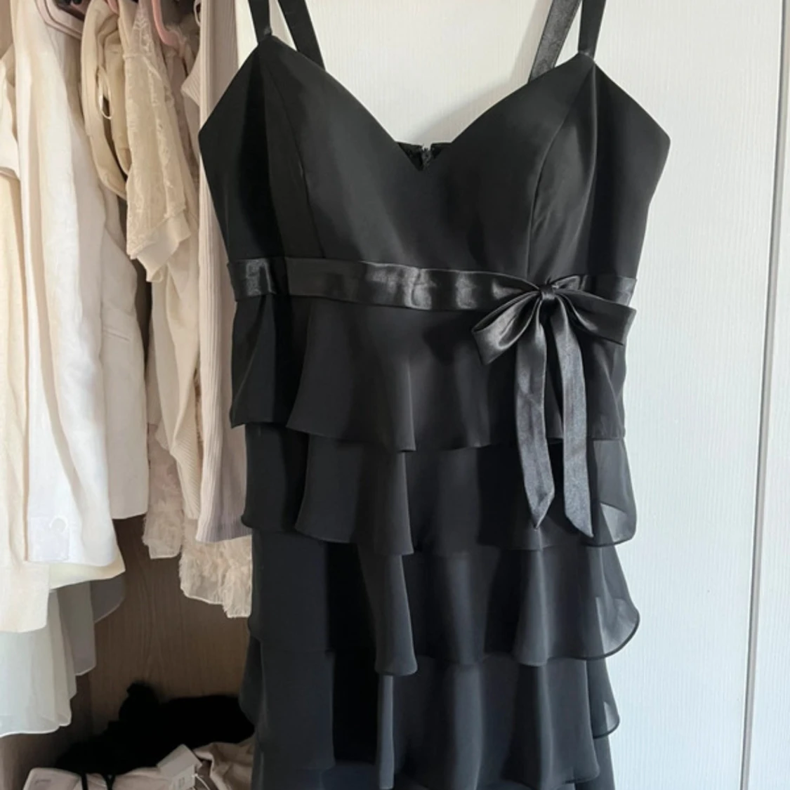 Svart volangklänning med rosett