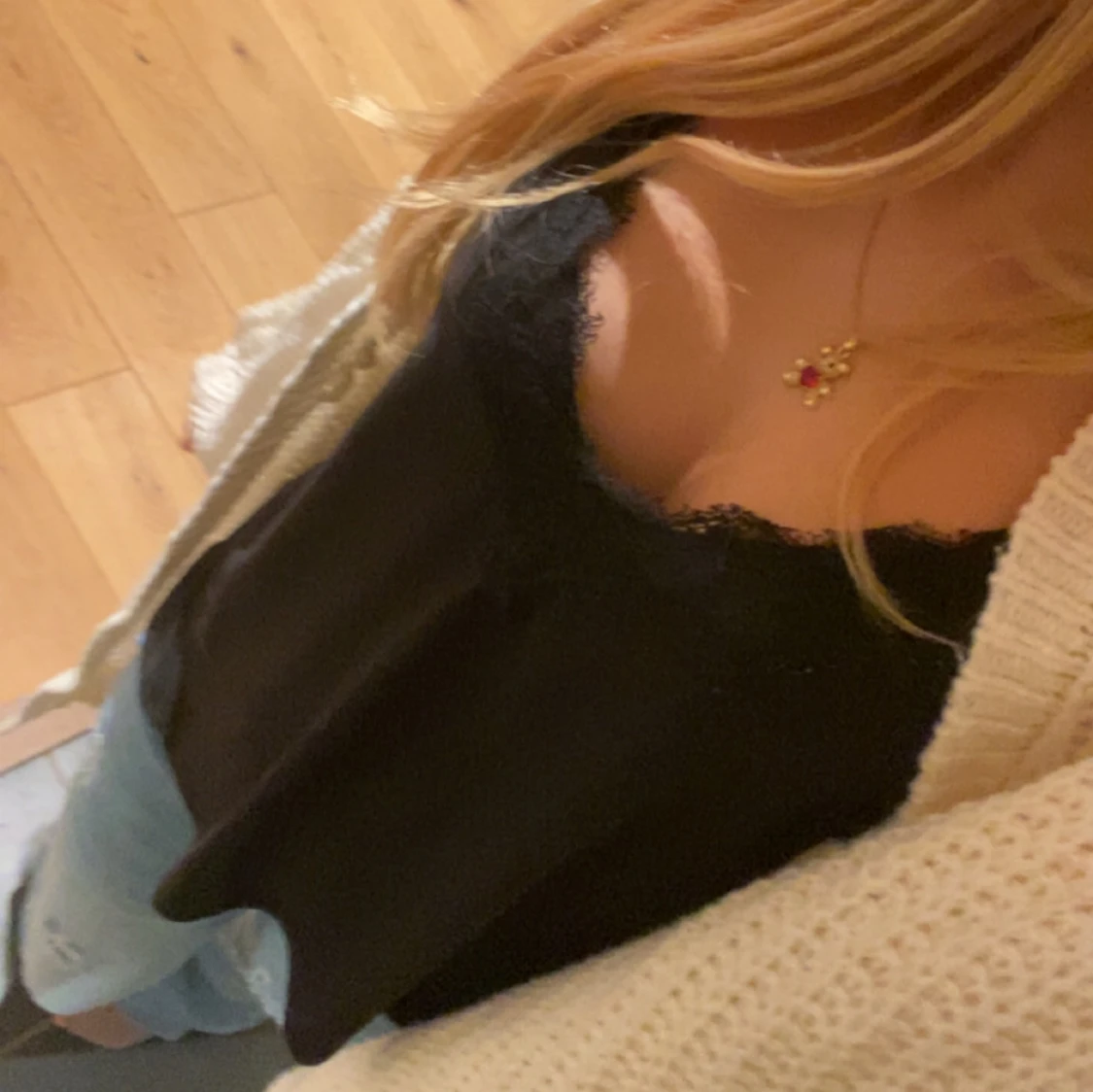 Svart linnetopp med spetskant - 3