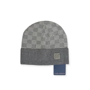 Lv Mössa - Helt ny mössa aldrig använd. Storlek One Size.. Kan frakta eller mötas i Haninge. Skriv gärna vid fler frågor, postar alltid inom 24h. (Alla bilder är tagna av mig)