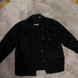 Svart jeansjacka från Levi's  - Svart jeansjacka från Levi's. Använd ett par gånger, storlek XS men passar S oxå. Skriv vid flera frågor/bilder