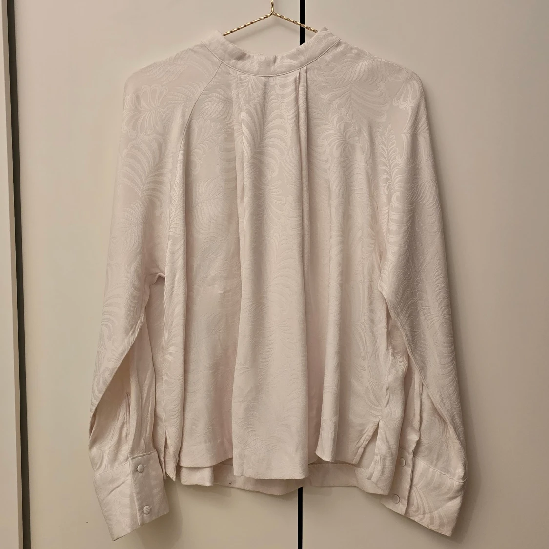 H&M crèmevit jaquardvävd blus