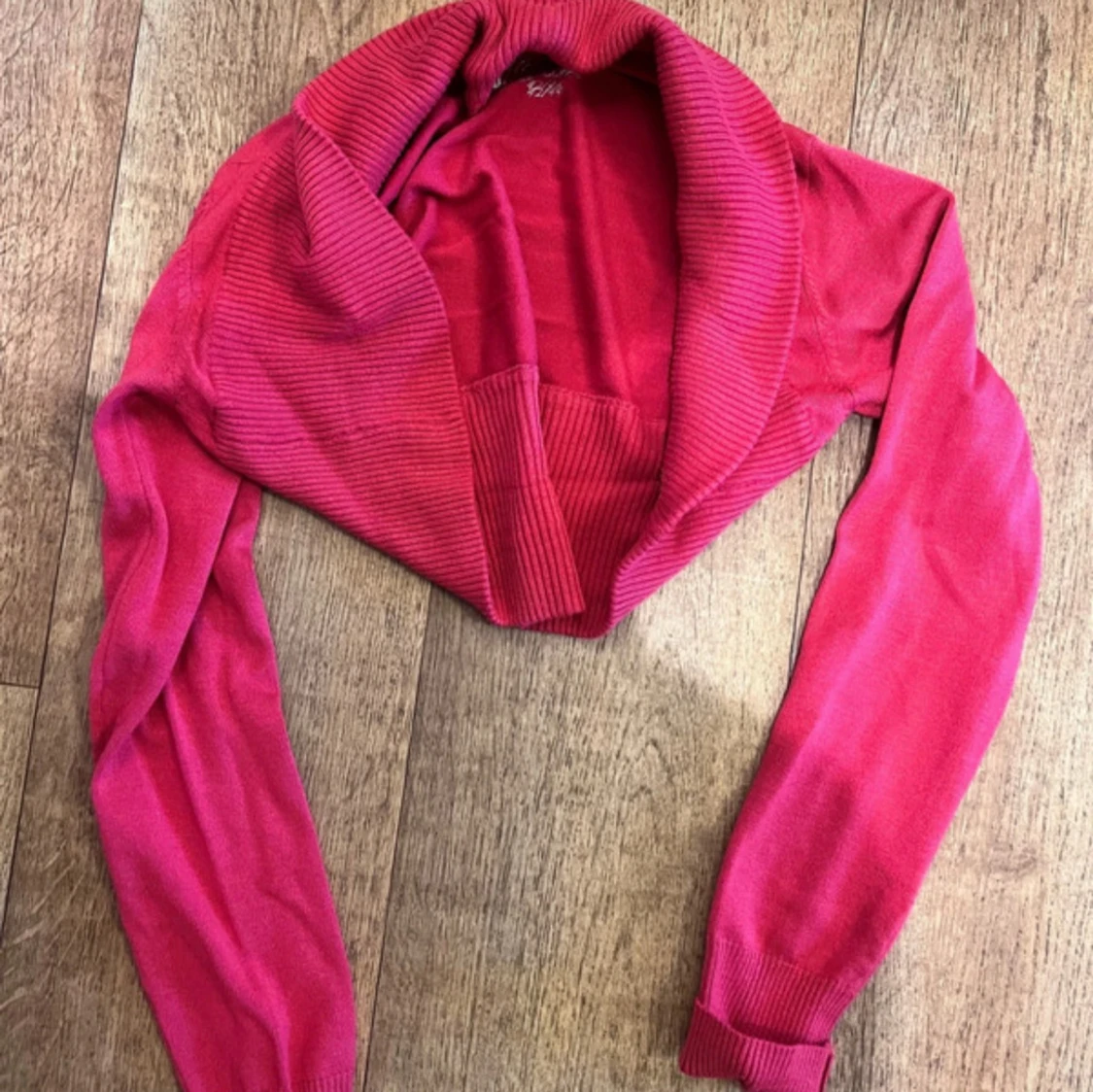 Rosa ribbad kofta med sjalkrage - 1