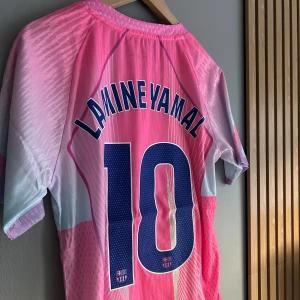 Lamine Yamal barcelona tröja  - Lamine Yamal barcelona tröja | Storlek medium | Nyskick med tags kvar | Skriv vid fler frågor eller bilder 