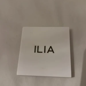 ILIA Cool Nude ögonskuggspalett - Säljer en ILIA The Necessary Eyeshadow Palette i färgen Cool Nude. Paletten innehåller sex nyanser i kalla nude-toner, både matta och skimriga. Inte tagna från. 