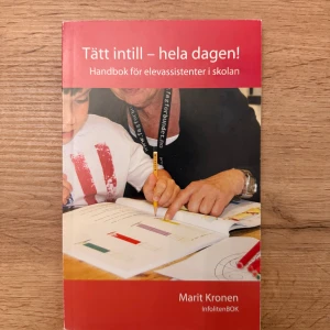 Tätt intill – hela dagen! Handbok för elevassistenter i skolan - En pedagogisk och inspirerande handbok för dig som är eller vill bli elevassistent. Fylld med praktiska tips, insikter och vardagsnära exempel från skolans värld. Perfekt för unga vuxna som vill göra skillnad i skolan och förstå elevassistentens viktiga roll.
