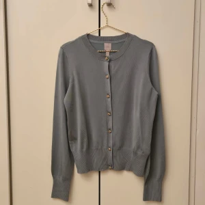 H&M stickad grön kofta - Beskrivning kommer upp inom kort