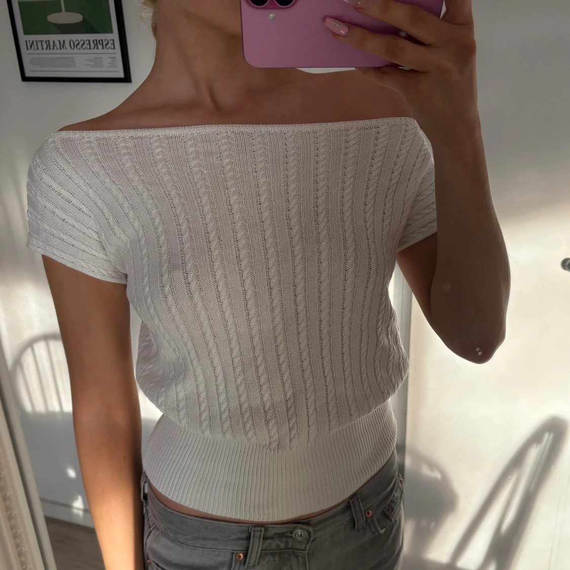 Vit ribbad offshoulder stickad topp