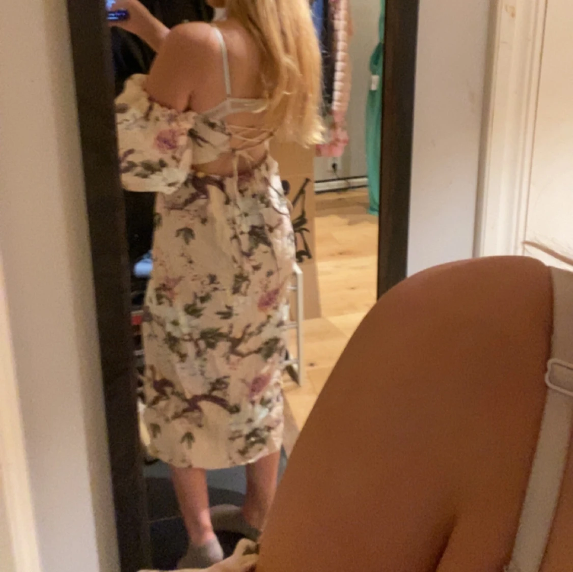 Blommig långklänning med puffärmar - 3