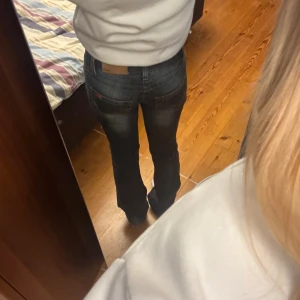 Snygga lågmidjade only jeans - Vintage bootcut jeans från Only, Strl 34. Mörkblåa med ljusare wash på vissa delar. Midjemått och innerbenslängd finns på bilderna!❤️ Skriv för frågor eller fler bilder