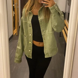 Grön jeansjacka  - Säljer denna jeansjackan från zara. Använd en gång så det är nytt skick på den! 