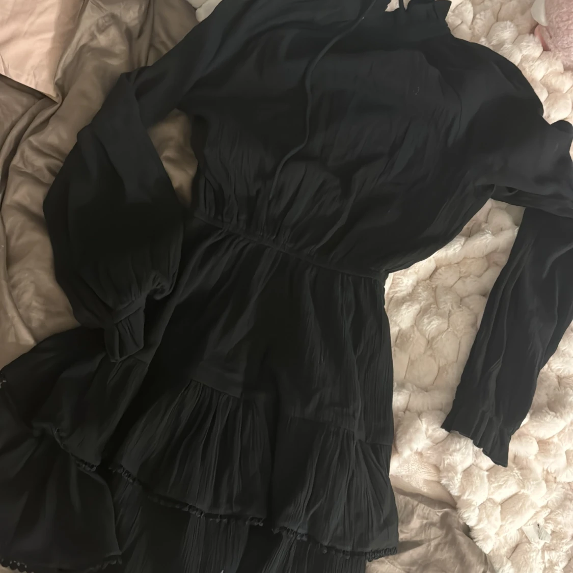 Svart volangklänning från Bik Bok - 1