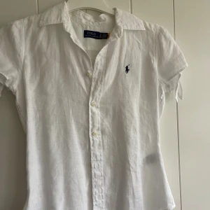  Ralph Lauren blus - Vit skjorta från Polo Ralph Lauren. Storlek xs. Använd en gång. Pris kan diskuteras