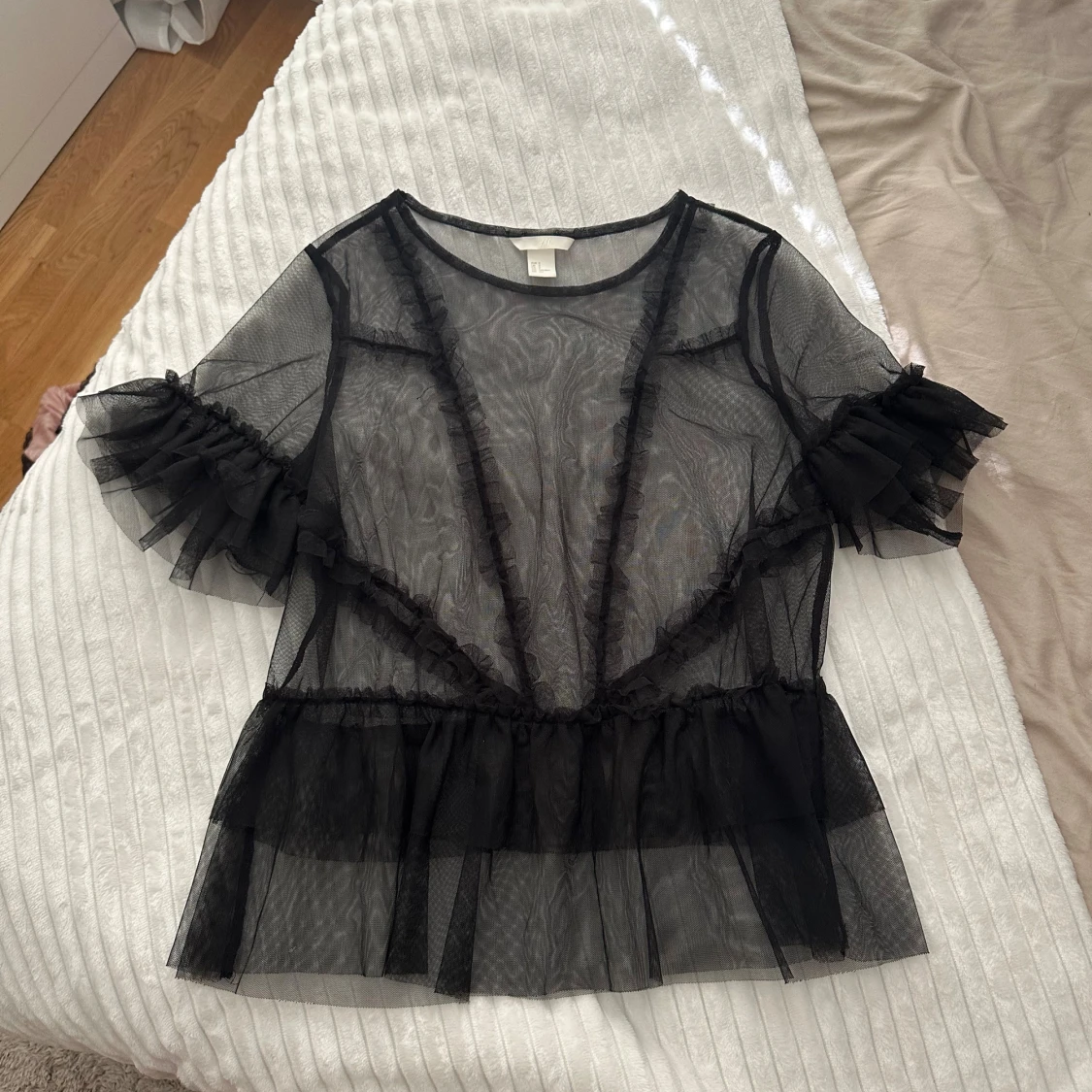 Svart mesh blus med volanger från H&M