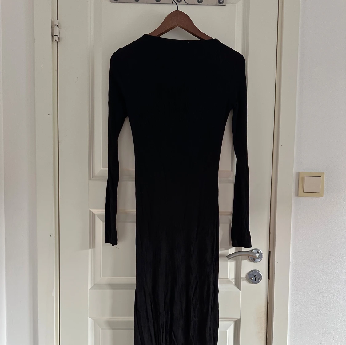 Svart långärmad ribbad klänning NA-KD - 2