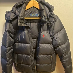Ralph Lauren jacka - Mycket eftertraktad jacka som är väl omhändertagen, nästan som ny, inga defekter. Storlek S. Ordinarie pris 5999 kr och säljes för 2999, men pris kan diskuteras. Kvitto finns även. Hör gärna av er vid frågor! 🤗