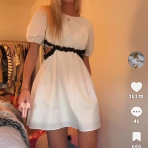 vit zara klänning - Supersöt vit kortklänning från zara i storlek 164-170. passar jättebra på mig som har XS / S 💋💋