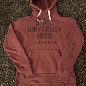 Vintage hoodie superdry  - Säljer nu denna vintage hoodien ifrån superdry. Skick 8/10. Rikigt snygg och passar perfekt nu till hösten. Obs kan gå ner i pris vid snabb affär!