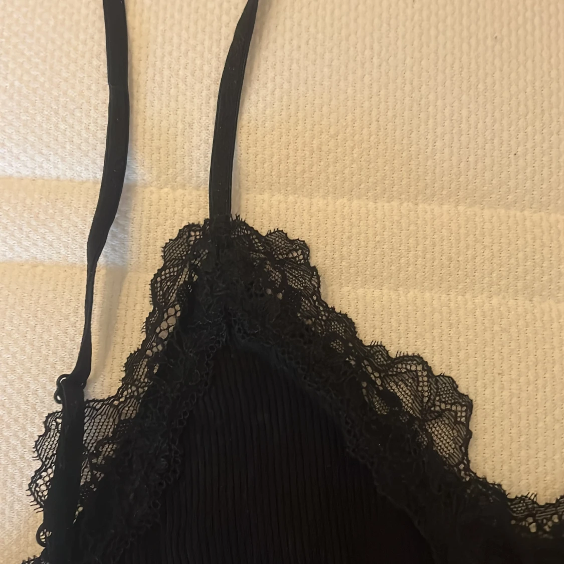 Svart spetskantad linnetopp från Amisu - 2