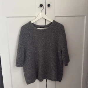 Grå stickad tröja från Lindex - Mjuk och fluffig grå stickad tröja från Lindex i storlek M. 