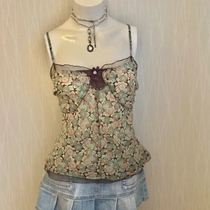 Floral cami top - No size tag not stretchy so check out the measurements  The straps aren’t adjustable  Recommended for larger breast sizes  