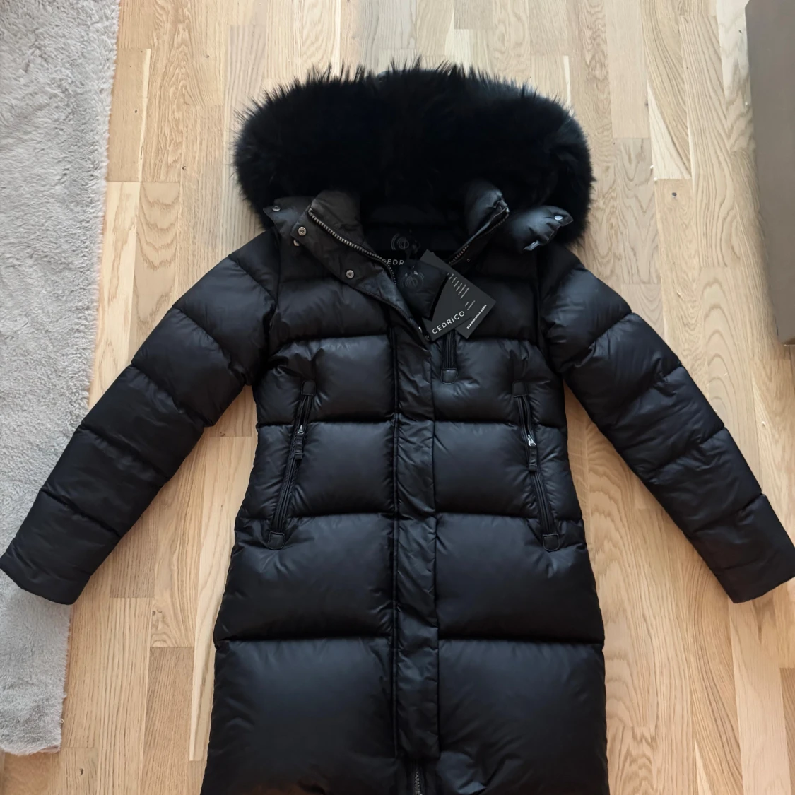 Svart dunjacka med pälskrage från Cedrico  - 1