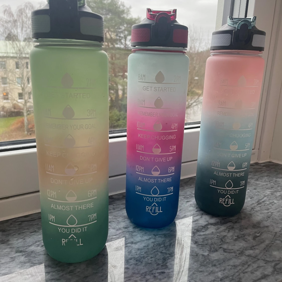 Flerfärgade vattenflaskor med tidsmarkeringar - 1