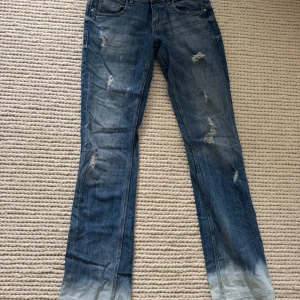 Blå utsvängda jeans med slitningar - Så snygga jeans med hål och blekt detalj längst ned!! Älskar dom men dom är tyvärr för små för mig, därav jag säljer de❤️