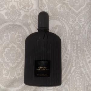 Tom Ford Black Orchid EdT - Tom Ford Black Orchid Eau de Toilette i en stilren svart flaska. Perfekt för dig som vill sticka ut med en ikonisk och modern doft. Märket är känt för sin lyxiga känsla och trendiga stil.