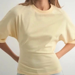 Knyttopp från Nelly  - Knyter rosett i ryggen ! Oanvänd , storlek xs