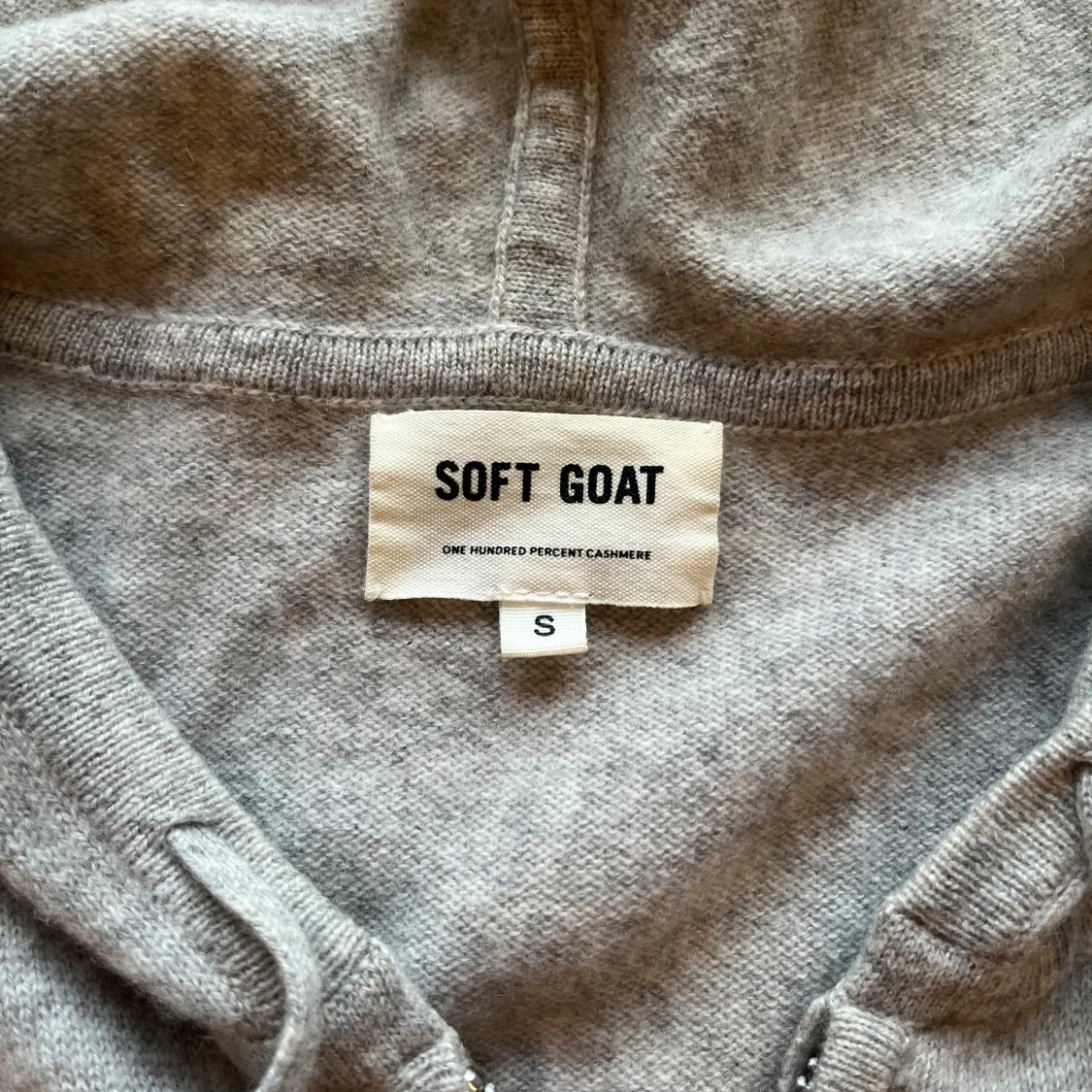 Grå kashmirhoodie från Soft Goat - 1