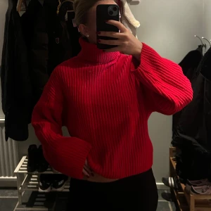 Stickad polotröja  - Super härlig stickad polotröja. Endast använd en gång. Perfekt nu i vinter 🫶