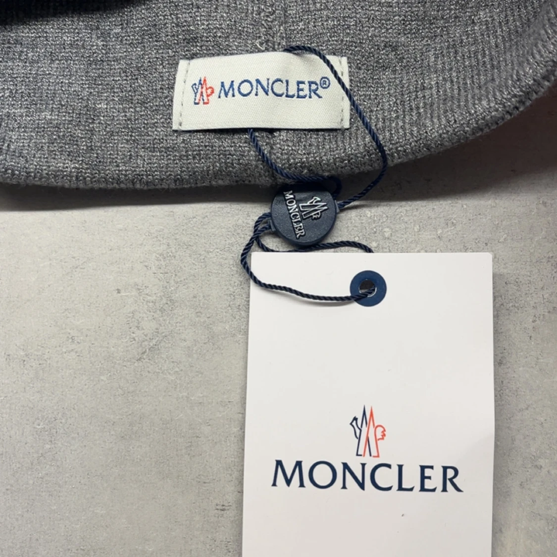 Grå Moncler mössa med ränder - 4
