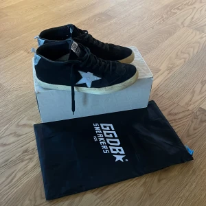 Svarta Golden goose Mid Star sneakers - Svarta GGDB Mid Star sneakers. Storlek 41. Dustbag och box följer med köpet