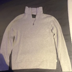 Grå stickad half zip från Jack & Jones - Säljer en stilren grå stickad tröja från Jack & Jones Premium. Tröjan har hög krage och half zip-dragkedja framtill. Perfekt för lager-på-lager och passar till både jeans och chinos. Långärmad och i mjukt material för extra komfort.