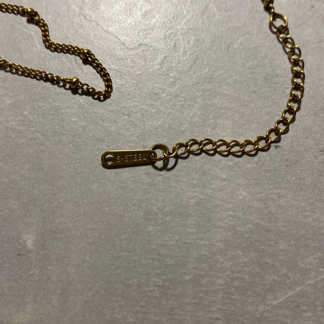 Guldigt halsband med pärlor  - 1